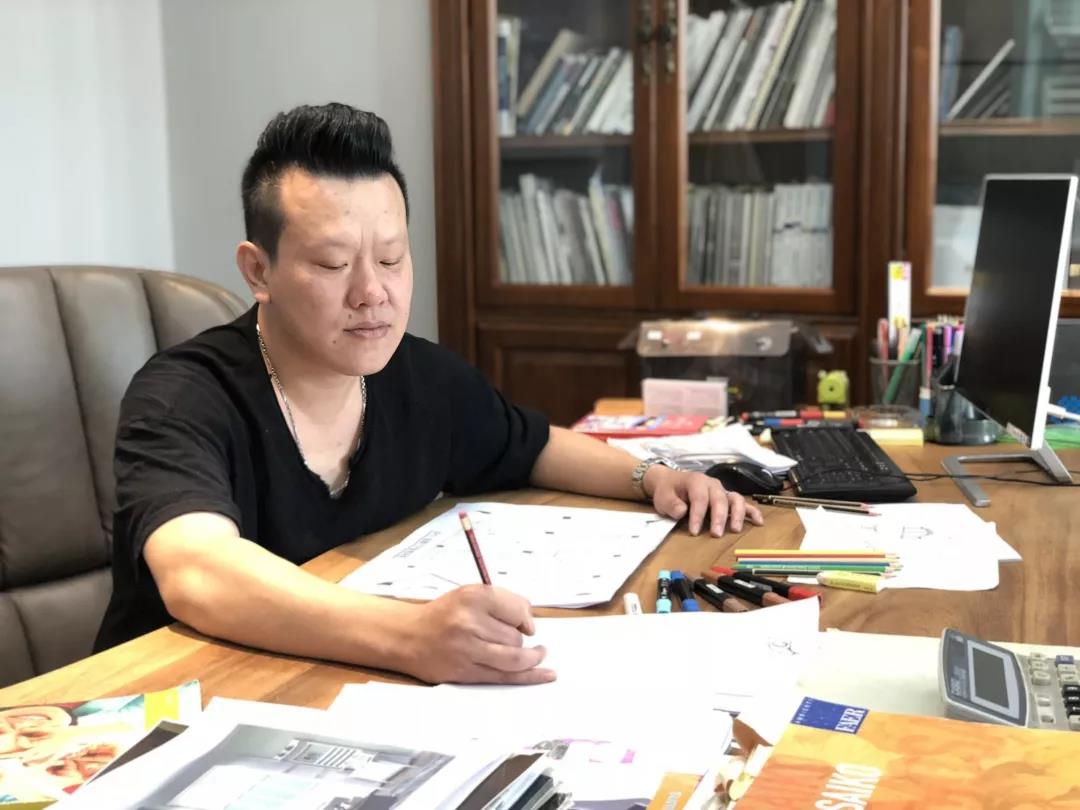 從畫筆到夢想，他的眼中綻滿了童話